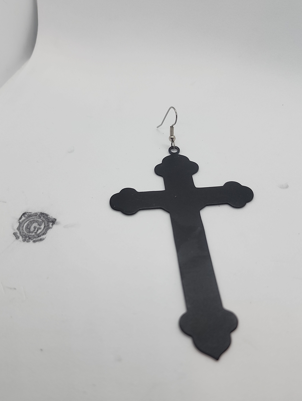 GASOLINE GLAMOUR SCALLOPED CROSS EARRING